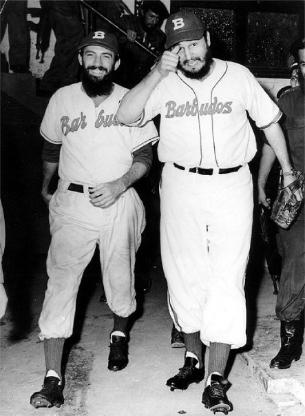 MMarreroCruz's tweet photo. #Camilo Cienfuegos, a decir de #Fidel, "era un hombre que amaba las dificultades, que sab��a enfrentarse a ellas y era capaz de realizar proezas en las más increíbles circunstancias".

Así siempre lo recordaremos.

#CamiloVive https://t.co/AWjw6HA5ZI