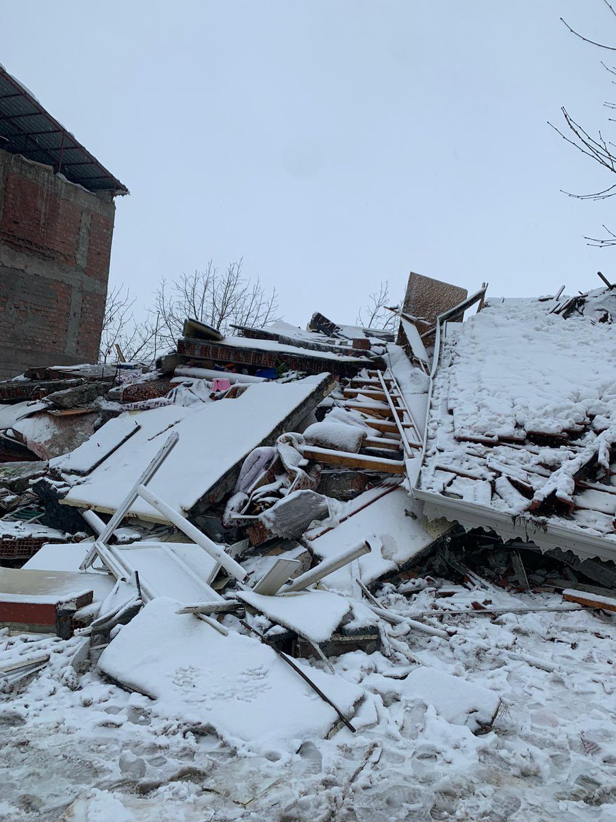 OMS nin yanı kuzenim Oğuzhan ve Amcamla yengem göçük altındalar yalvarırım bir şeyler yapın #Goelbası #deprem gaziantep karayolunda ev ergün pide fırını karşısında