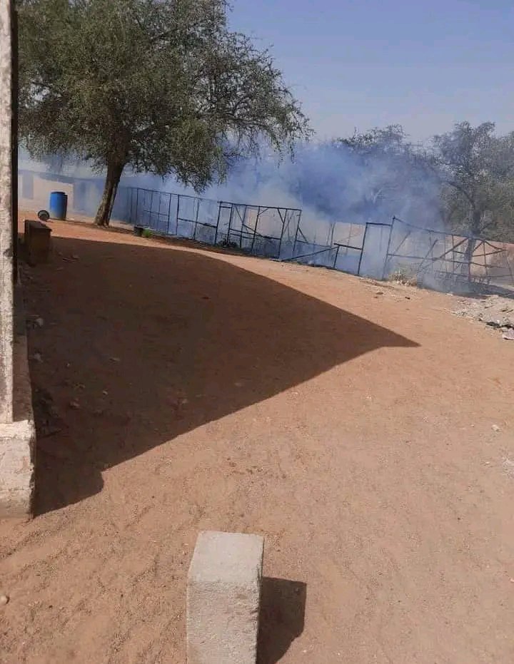 first_niger's tweet photo. #Niger
Ce matin du lundi 06 février 2023, deux classes en #paillote ont pris #feu au niveau du Collège d'Enseignement Technique de la ville de #Zinder alors que les élèves étaient dans les classes. On déplore malheureusement trois (3) morts et des blessés.
#firstniger https://t.co/xUehq1sf8N