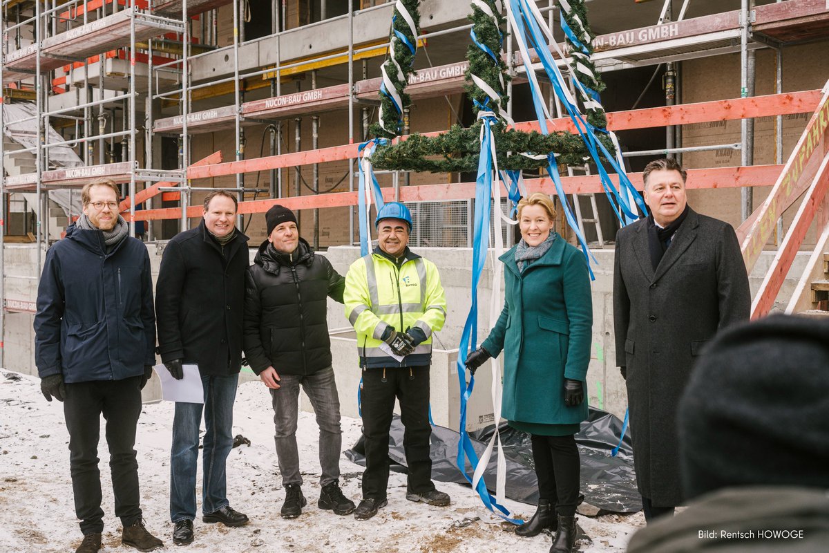 RegBerlin's tweet photo. Doppelrichtfest für zwei Bauvorhaben mit über 200 neuen Wohnungen der HOWOGE an der Rummelsburger Bucht!🏗️ Die Regierende Bürgermeisterin @FranziskaGiffey betont: "Nachhaltiges und gleichzeitig bezahlbares Bauen funktioniert in Berlin."
➡️ https://t.co/sML22i2ota https://t.co/gCz0lQtEte