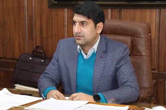 RisingKashmir's tweet photo. #Nazool #land list circulating on #socialmedia fake, #FIR lodged: DC #Srinagar
@srinagaradmin
@AsadamAijaz
https://t.co/skeoAuUTA1 https://t.co/36k6j58q5B