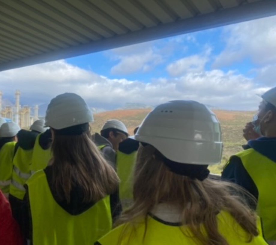 tirmemallorca's tweet photo. Empezamos este lunes con la visita de un grupo de alumnos de 2º ESO los cuales han comprobado de primera mano el tratamiento de los residuos en Mallorca.
#economiacircular #sostenibilidad #valorizacionenergetica #valorizacionmaterial #implicacion #tirme #mallorca https://t.co/kENORDjyJv