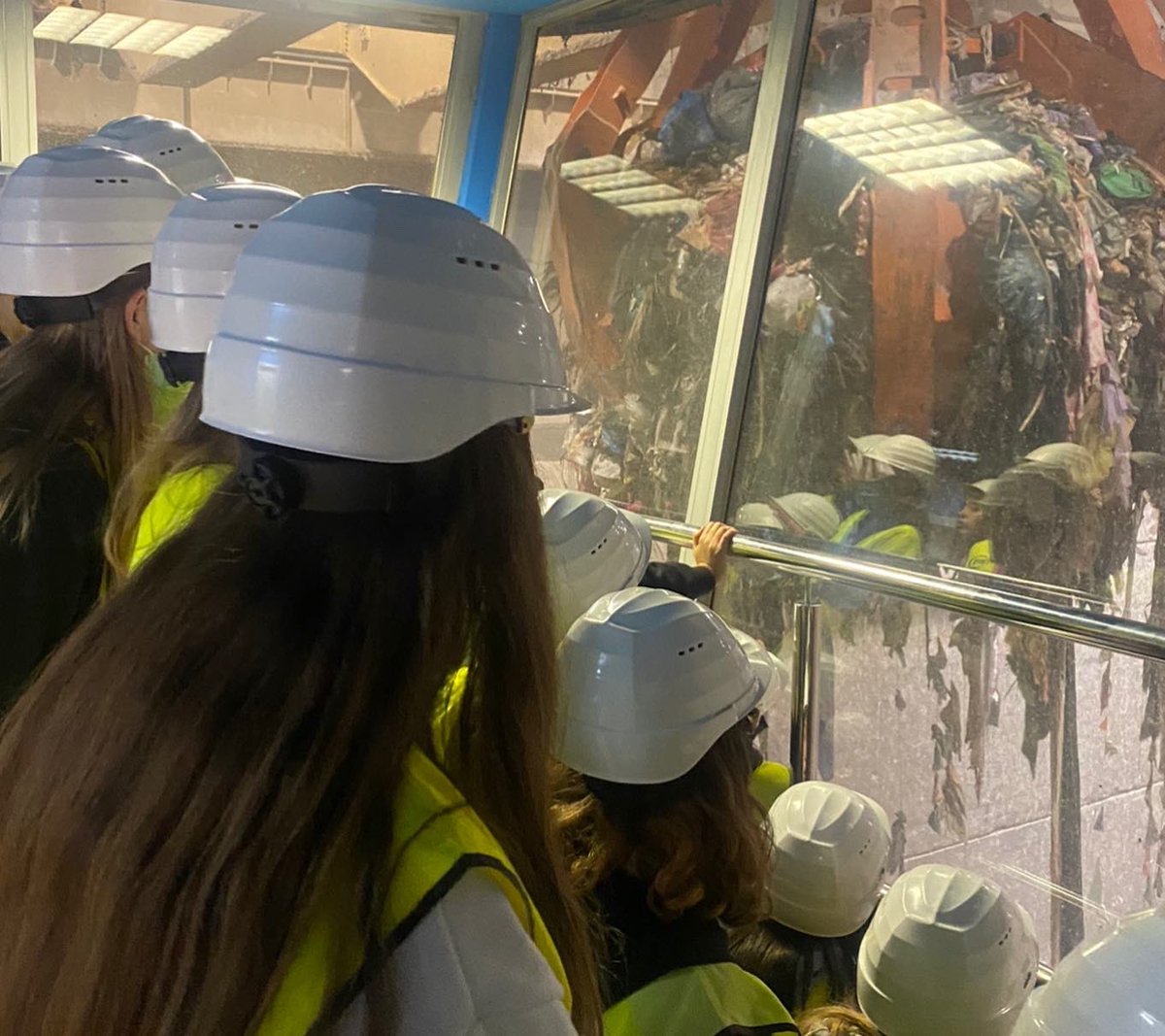 tirmemallorca's tweet photo. Empezamos este lunes con la visita de un grupo de alumnos de 2º ESO los cuales han comprobado de primera mano el tratamiento de los residuos en Mallorca.
#economiacircular #sostenibilidad #valorizacionenergetica #valorizacionmaterial #implicacion #tirme #mallorca https://t.co/kENORDjyJv