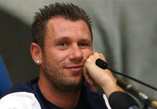 CabineSport's tweet photo. Cassano: "O Mourinho nunca foi um grande treinador, ele apenas sabe como jogar com a imprensa, é um bom comunicador. É bom a lidar com jogadores fortes, mas não com os que não são muito bons. É fácil ser amigo de grandes futebolistas. Na Roma é desastre atrás de desastre." https://t.co/xrfYHs9upB