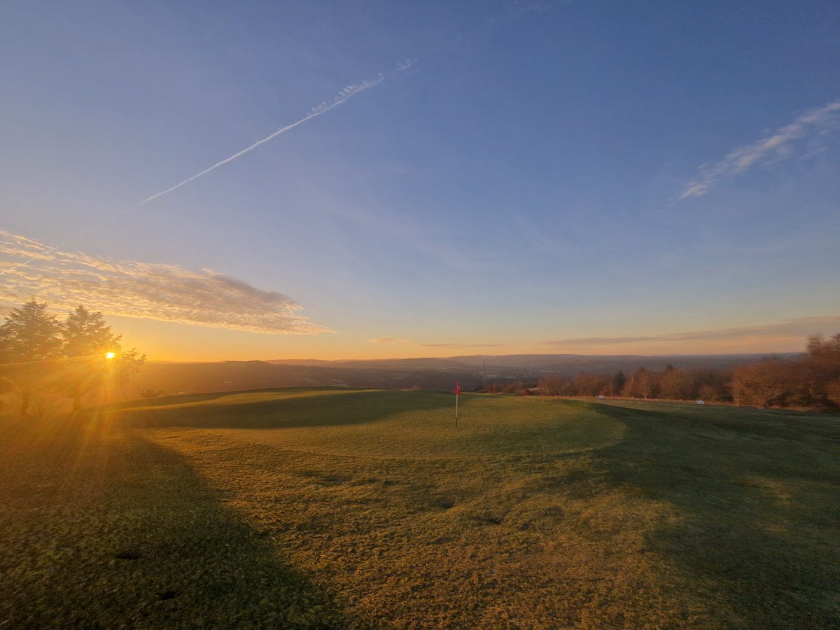 ChrisRhysHyde's tweet photo. @Werneth_Low_GC I love a blue sky frosty morning. https://t.co/e5z1l4tEj5
