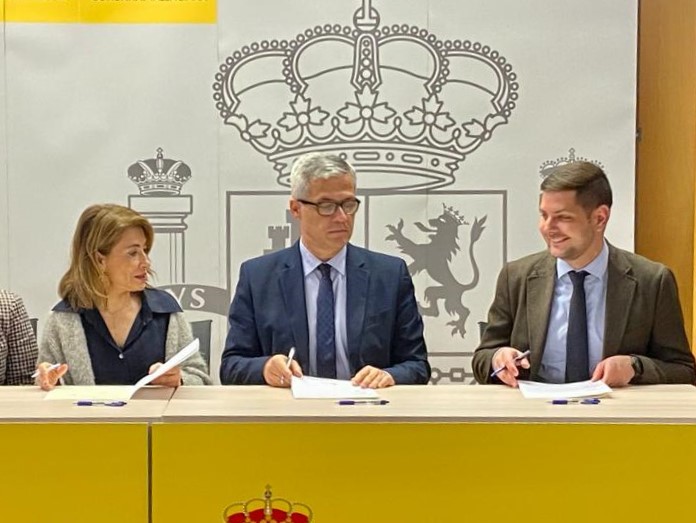 josemaprieto's tweet photo. Firmamos convenio @mitmagob @raquelsjimenez para invertir en #Gandia  8,4 millones € de los fondos #NextGeneration  
  
• Rehabilitamos energéticamente 350 viviendas: Casa Ferroviarios, C/Safor y Benicanena. 

• Mejoramos la calidad de vida de nuestros ciudadanos https://t.co/bumzcoP4lg
