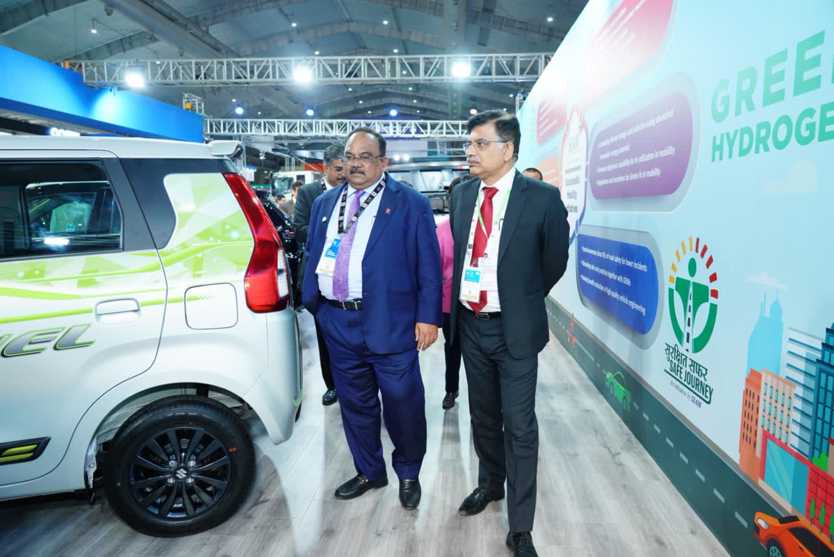 DirMktg_iocl's tweet photo. Dropped by at the @siamindia pavilion at #IndianEnergyWeek where who’s who of the Indian automobile sector are exhibiting EV models of vehicles. The path to a greener tomorrow is one of collaboration & I am confident this will only augment @IndianOilcl’s sustainability efforts https://t.co/IdVVtbnb4S