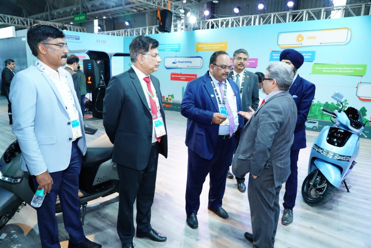 DirMktg_iocl's tweet photo. Dropped by at the @siamindia pavilion at #IndianEnergyWeek where who’s who of the Indian automobile sector are exhibiting EV models of vehicles. The path to a greener tomorrow is one of collaboration & I am confident this will only augment @IndianOilcl’s sustainability efforts https://t.co/IdVVtbnb4S