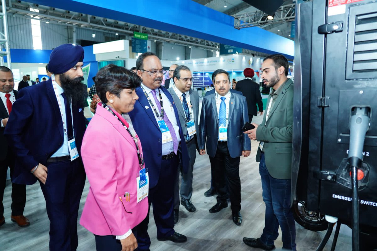 DirMktg_iocl's tweet photo. Dropped by at the @siamindia pavilion at #IndianEnergyWeek where who’s who of the Indian automobile sector are exhibiting EV models of vehicles. The path to a greener tomorrow is one of collaboration & I am confident this will only augment @IndianOilcl’s sustainability efforts https://t.co/IdVVtbnb4S