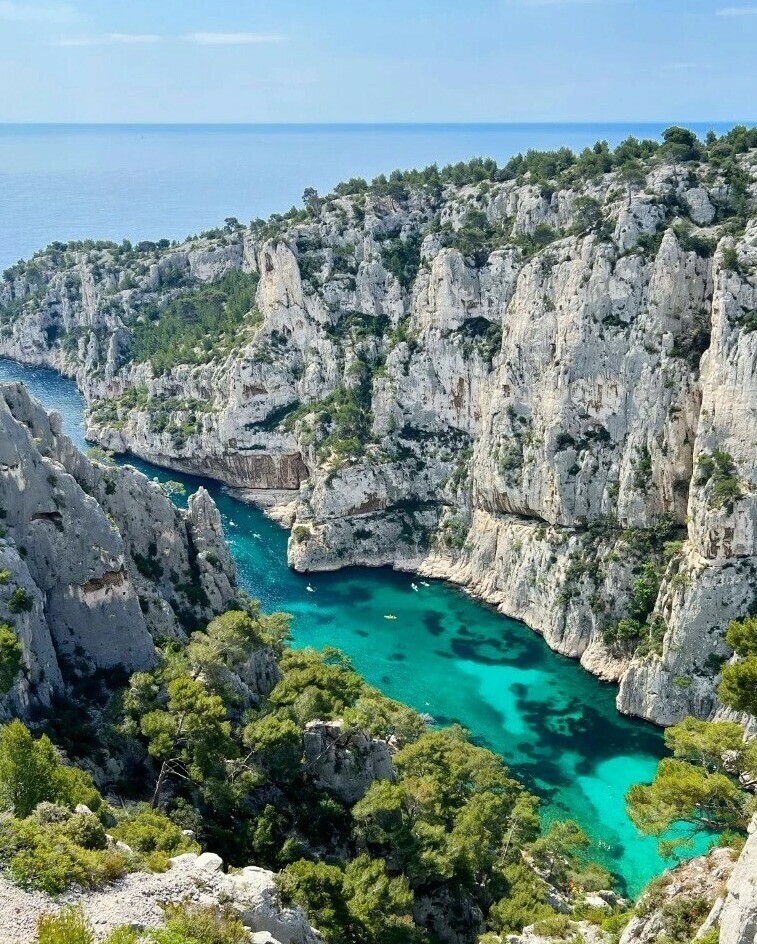 laprovence's tweet photo. Pas besoin d’aller au bout du monde pour voir des paysages extraordinaires ! La Calanque d’En Vau nous fait voyager 🌎
Crédit photo : emilie_tardy
#EnVau #EnVaucalanque #CalanqueEnVau #Calanque #Calanques https://t.co/2exl6YFGav