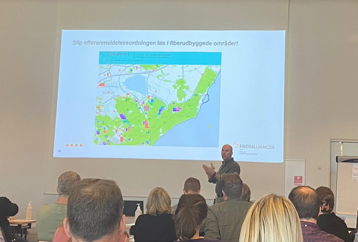 Digital_Agenda's tweet photo. @vongerberg fra Fiberalliancen med klar opfordring til at kommunerne bruger efteranmeldelsesordning af mindre gravearbejde for tilslutning til fibernet. Vil lette gravepuklen i de kommende år. #dkfiber https://t.co/ZH8XDm5PVu