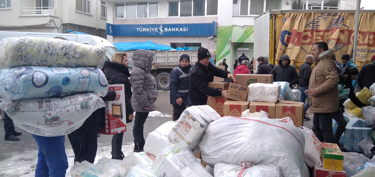 Emirdagbel's tweet photo. Emirdağ Belediyesi Deprem Bölgesine Yardım Eli Uzattı 

Emirdağ Belediyesi,  merkez üssü Kahramanmaraş / Pazarcık ilçesi olup on ilimizde hissedilen depremin ardından depremzedelere destek olmak için ilçede toplanan yardım malzemelerini afet bölgesine gönderiyor.
@serkankoyuncu03 https://t.co/p9RpZsCOoO