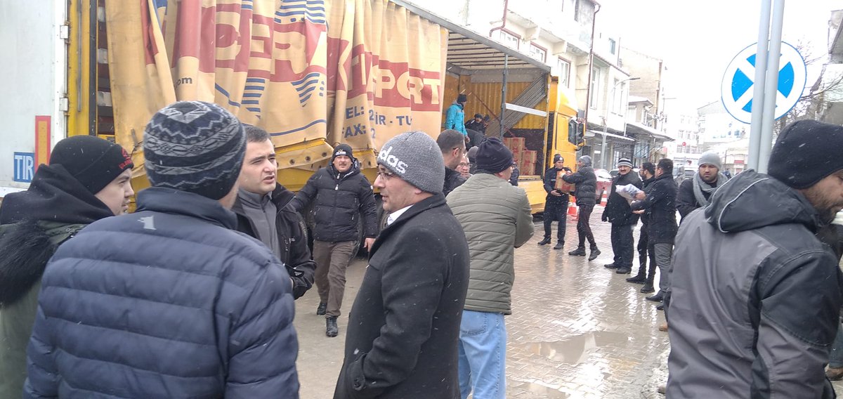 Emirdağ Belediyesi Deprem Bölgesine Yardım Eli Uzattı 

Emirdağ Belediyesi,  merkez üssü Kahramanmaraş / Pazarcık ilçesi olup on ilimizde hissedilen depremin ardından depremzedelere destek olmak için ilçede toplanan yardım malzemelerini afet bölgesine gönderiyor.
<a href="/serkankoyuncu03/">Serkan Koyuncu🇹🇷</a>