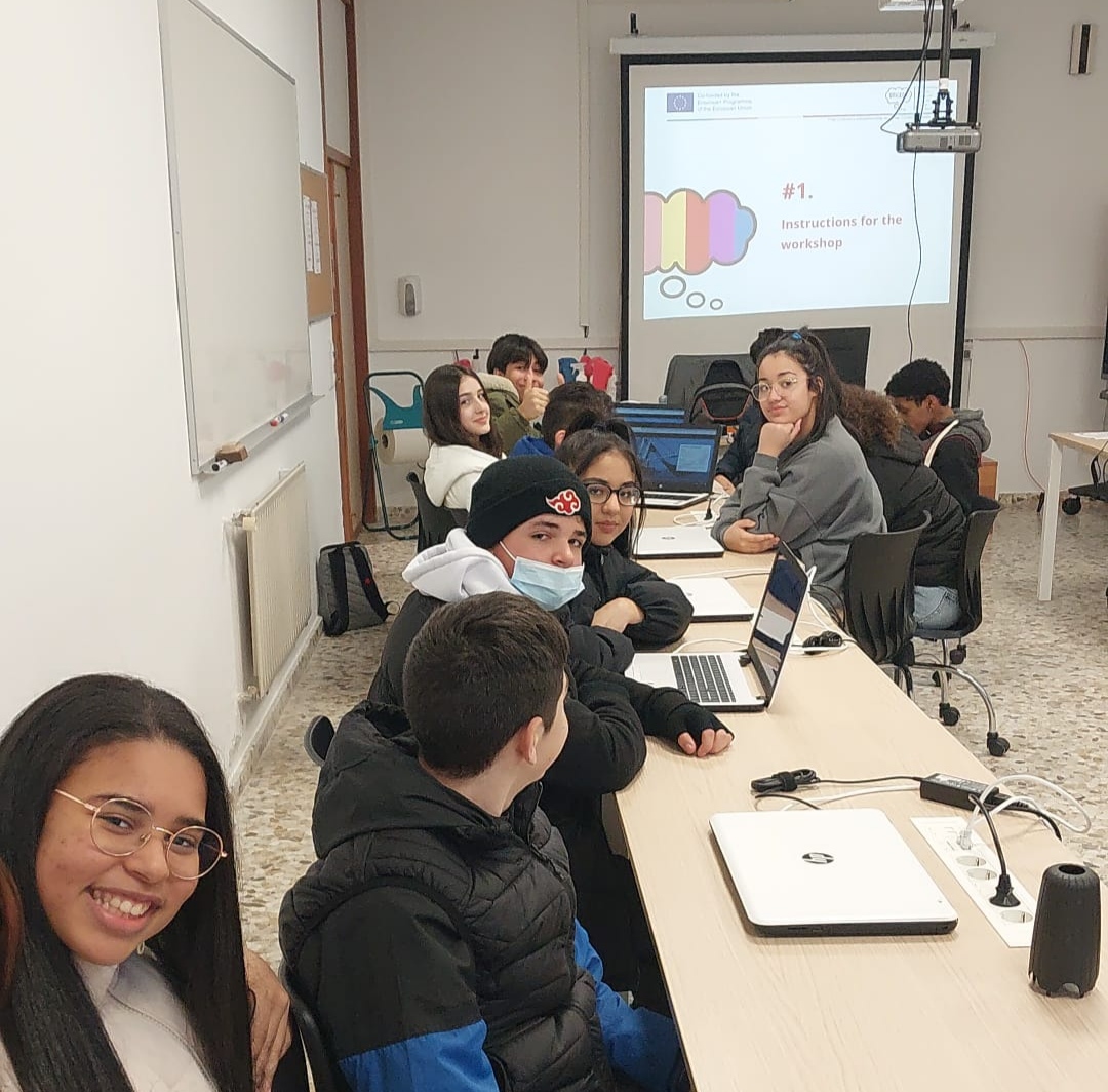 feijoozorelle's tweet photo. O alumnado de 3º da ESO, acompañado pola xefa de estudos, a orientadora e a súa profesora de inglés, ven de participar na xornada de peche do proxecto Erasmus #DTICEQT na facultade de Ciencias da Educación da USC #Erasmuspluszorelle @DTiCEQT @BeaNietou 
https://t.co/RR2wnnnXrU https://t.co/FRTmPWp6Lw