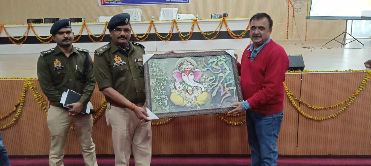 #adgzoneprayagraj के मार्गदर्शन में प्रेक्षागृह फतेहपुर में साइबर सम्बन्धी अपराधों की रोकथाम व बचाव हेतु आयोजित कार्यशाला में #cybersecurity एक्सपर्ट <a href="/tandonrakshit/">Dr. Rakshit Tandon</a> द्वारा अधि0/कर्मचारियों एवं जनसामान्य को साइबर सम्बन्धी अपराधों की रोकथाम व बचाव हेतु जागरूक किया गया।
#UPPolice
