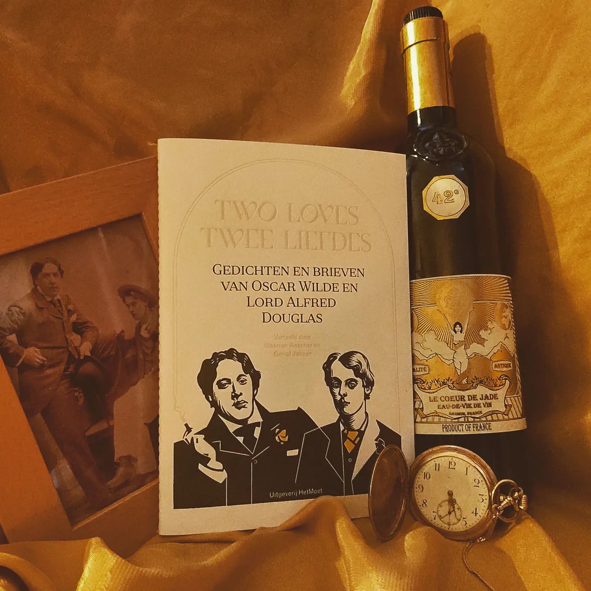 FeestderPoezie's tweet photo. On the 26th of February @DeNieuweLiefde we will present #TwoLoves, the love story between #OscarWilde & Lord Alfred Douglas, with the presentation of the anthology of the same name by @HetMoet_nl and, of course, #absinthe! Tickets: https://t.co/omthEj0OwI #poetry #bosie #absint https://t.co/HQYkN1Q04R