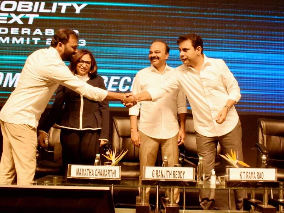 The_Raghuvaran's tweet photo. ఈరోజు HICC లో జరిగిన “MOBILITY NEXT HYDERABAD SUMMIT- 2023” లో @TS_REDCO ఆధ్వర్యంలో రూపొందించిన #TSEV మొబైల్ అప్లికేషన్ సంబందించిన ప్రోమో లాంఛ్ చేసిన మంత్రి శ్రీ @KTRBRS గారు, రెడ్కో చైర్మన్ శ్రీ @ysathishreddy, ఎంపీ శ్రీ @DrRanjithReddy గారు, ఎండీ జానయ్య గారు & సంస్థ అధికారులు. https://t.co/NgVmqm11a4