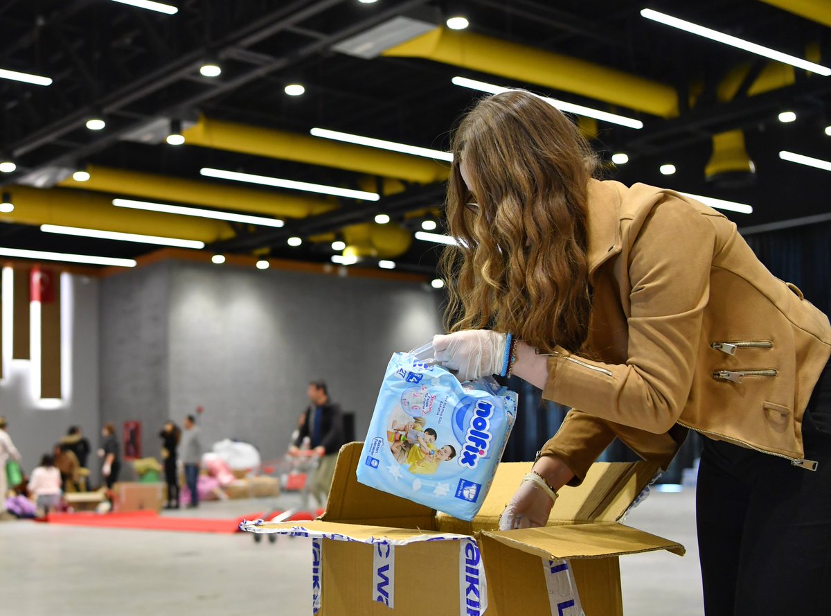 AvSemihEsen's tweet photo. Deprem bölgesindeki yurttaşlarımız için yardım kampanyamıza destek veren tüm hemşehrilerimize teşekkür ediyoruz, iyi ki varsınız… 
 
☎️ HalkMasa: 0242 245 55 00 
👉 Nazım Hikmet Fuar ve Kongre Merkezi Adresi: Pınarbaşı Mahallesi 734. Sokak No:36 https://t.co/zduKRpw9oy