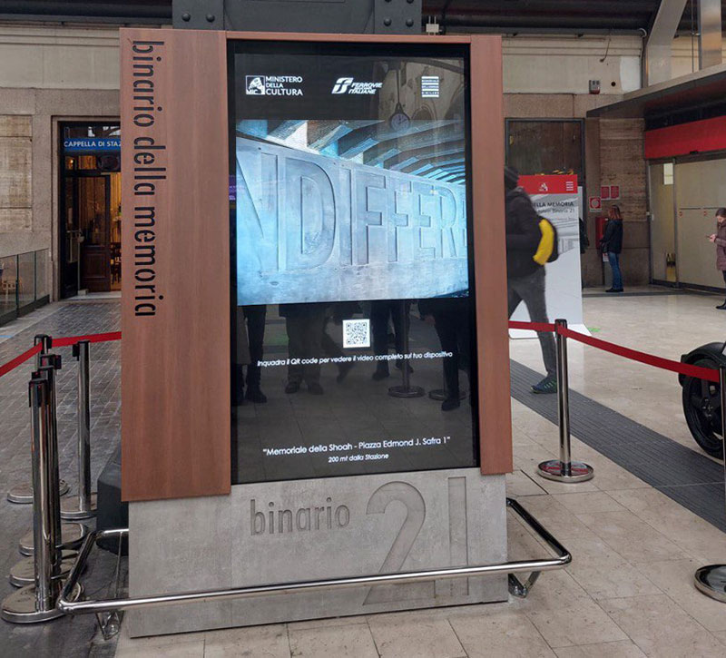Al #Binario21 di Milano C.le svelato il totem multimediale in ricordo delle vittime della Shoah, con la testimonianza della senatrice Liliana Segre. L’AD FS, Luigi Ferraris “Non dobbiamo permettere che l’indifferenza faccia ancora parte della nostra vita”. bit.ly/3jCHwIL