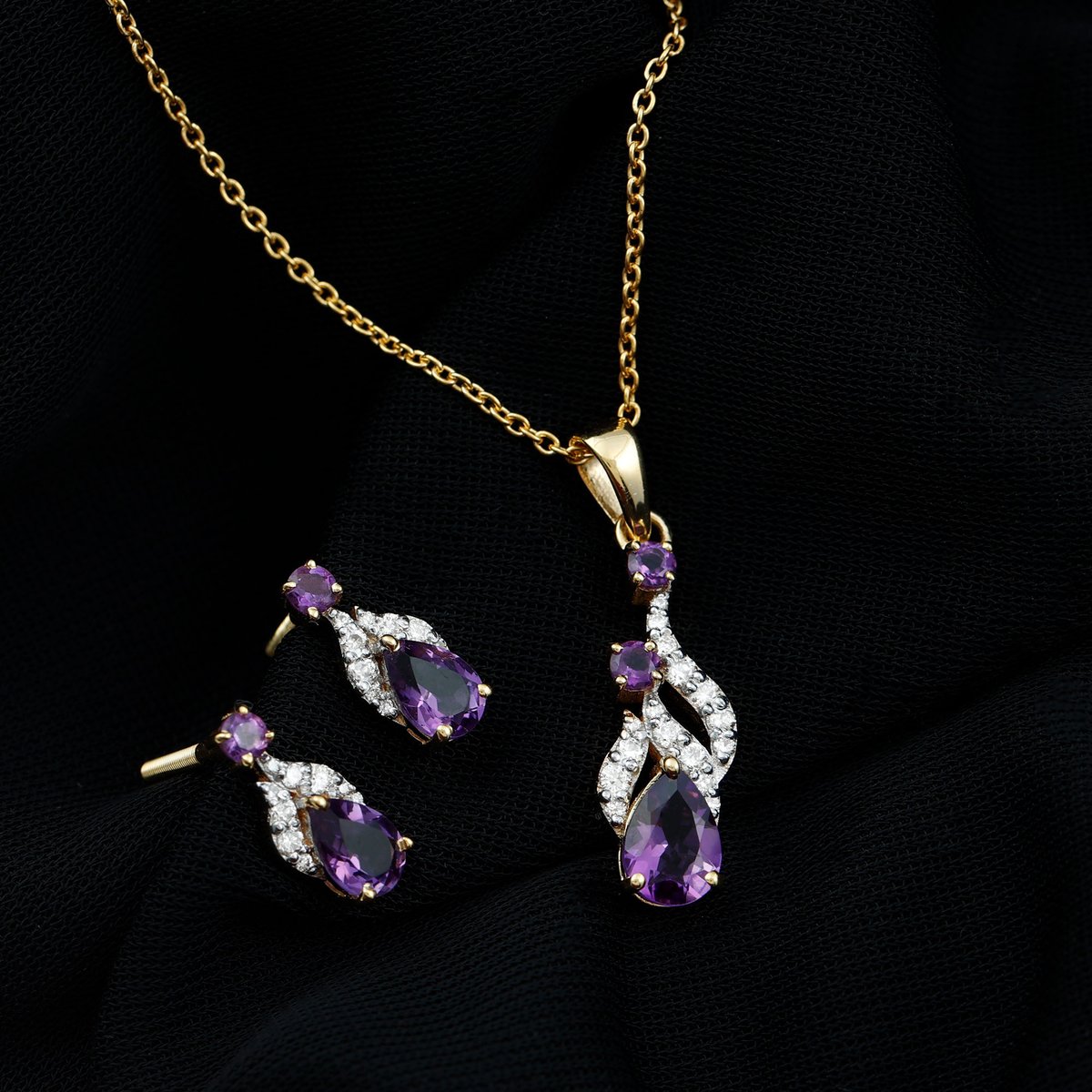 Valentines or not, when love comes in a set, it's always a big yes 💜

rosecjewels.com/products/real-… 

#jewelryset #amethystjewelry #amethystnecklace #amethystearrings #amethyst #pendant #necklace #earrings #pendantnecklace #jewelrydesigner