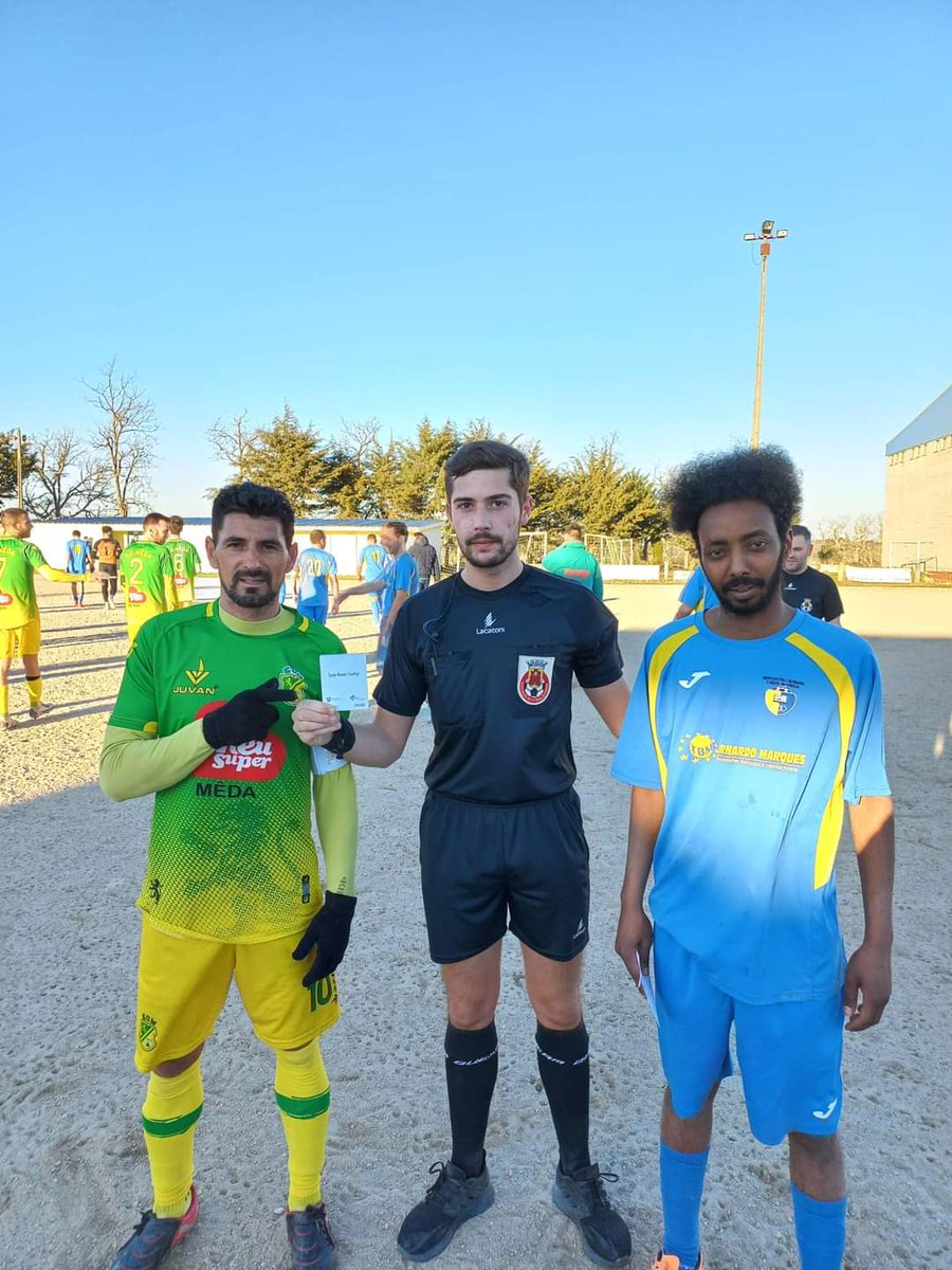O "golo" mais bonito do fim-de-semana! ❤️

A equipa do SC Mêda angariou fundos para ajudar um atleta do Casal Cinza, que enfrentou ontem na AF da Guarda. 

Hamsey Muse perdeu recentemente a mãe e ficou com o encargo dos seus irmãos +