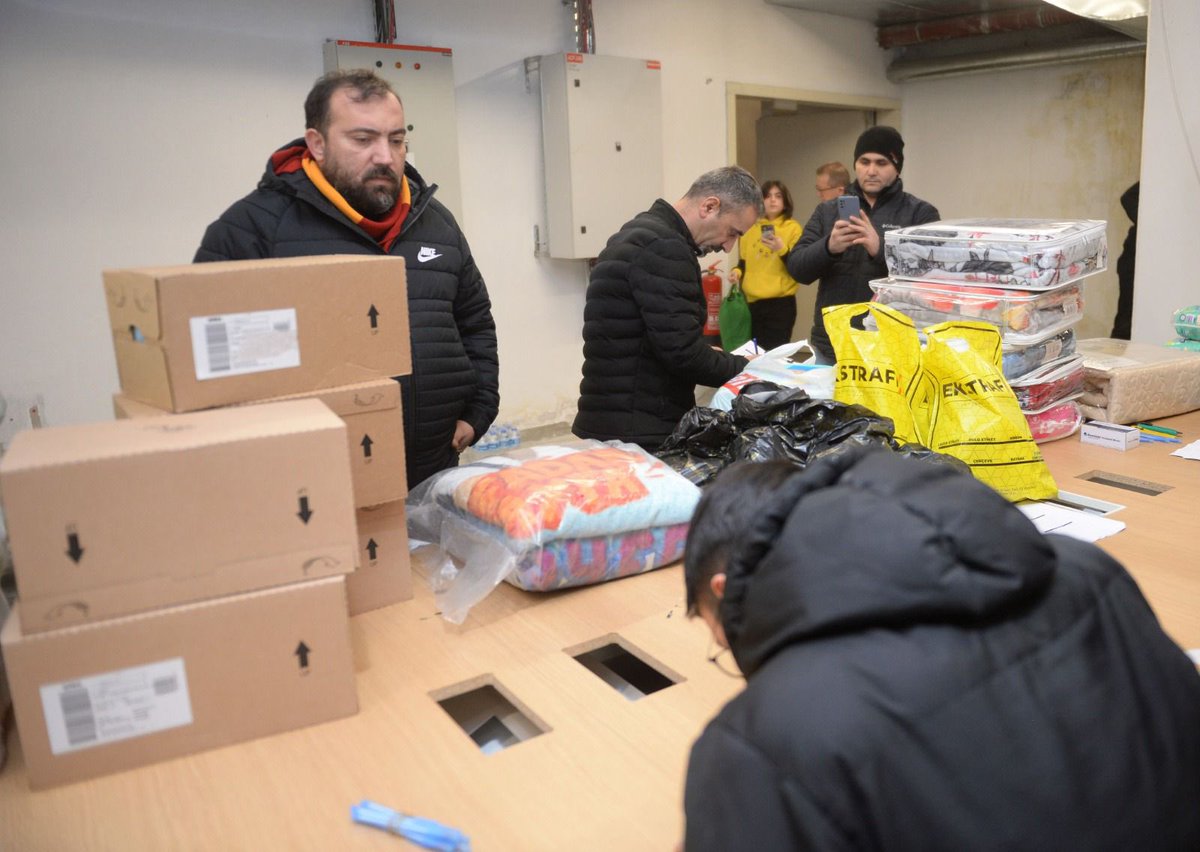 GalatasaraySK's tweet photo. Yardım malzemeleriyle birlikte Nef Stadyumu'na gelen vatandaşlarımız, depremzede yurttaşlarımıza desteğini gösteriyor. 

Siz de malzemelerinizi, Nef Stadyumu P1 Otopark Alanı'nda bulunan yardım merkezimize teslim ederek kampanyaya katılabilirsiniz. https://t.co/qovHRwuzEg