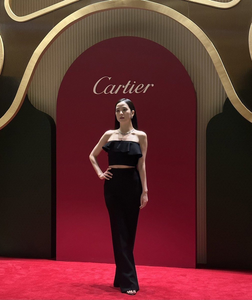 JisooRamyeonTH's tweet photo. วันนี้พี่ซูร่วมงานเปิดตัว Cartier คอลเลคชั่น Beautés du monde ที่ประเทศไทยค่ะ แต่งานนี้เป็นงานไพรเวต VVIP ผู้เข้าร่วมงานต้องเป็นผู้ที่มีชื่อระบุบนบัตรเชิญเท่านั้น งดผู้ติดตามทุกกรณี แต่ภายในงานเชิญสื่อเข้าร่วมด้วยค่ะ

JISOO AT CARTIER THAILAND
#JISOOxCartierBeautésDuMonde #JISOO https://t.co/gOlYand7TX