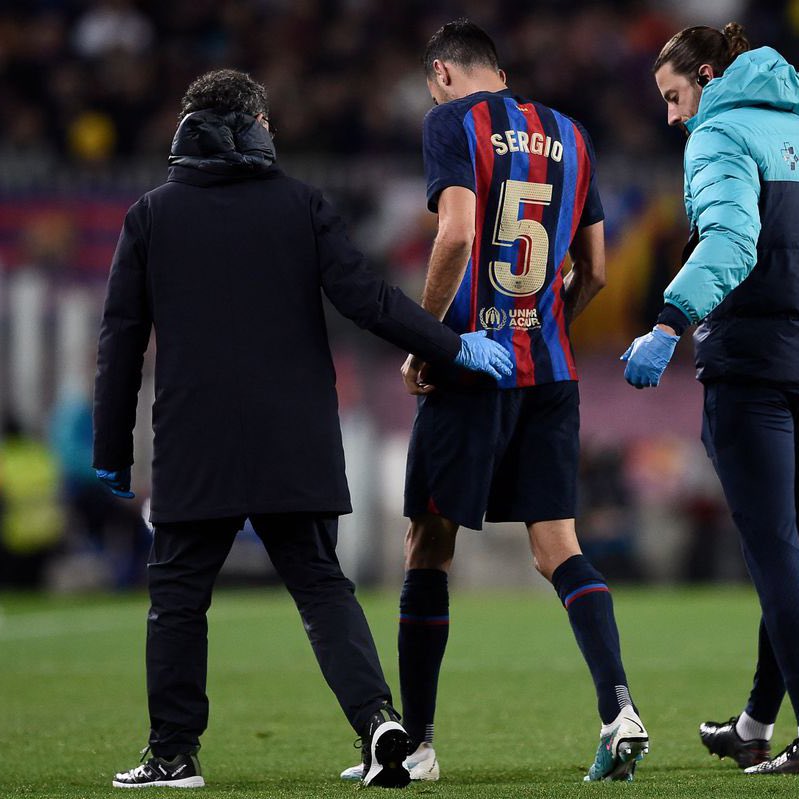 FCB_worlddd's tweet photo. 🚨🚨| Sergio Busquets has sprained the external lateral ligament of his left ankle. He will be unavailable for 2-3 weeks.

#fcbarcelona #barcelona #barca #blaugrana #mesqueunclub #culers #viscabarca #busquets #sevilla #injury #news https://t.co/sYu64bp0hT