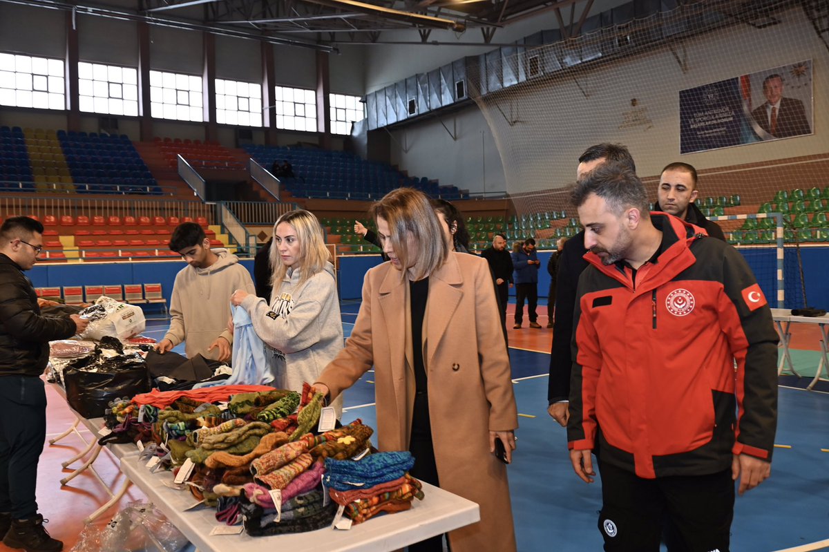 nevsehirvalilik's tweet photo. HAYDİ NEVŞEHİR BİRLİK OLMA VAKTİ..‼️

Yardımlarımız ve dualarımız deprem bölgesindeki vatandaşlarımız için. 

Yardım malzemelerinin Nevşehir Gençlik ve Spor İl Müdürlüğü, Damat İbrahim Paşa Kapalı Spor Salonuna ulaştırılması önemle rica olunur. https://t.co/BZnYw8IRlI