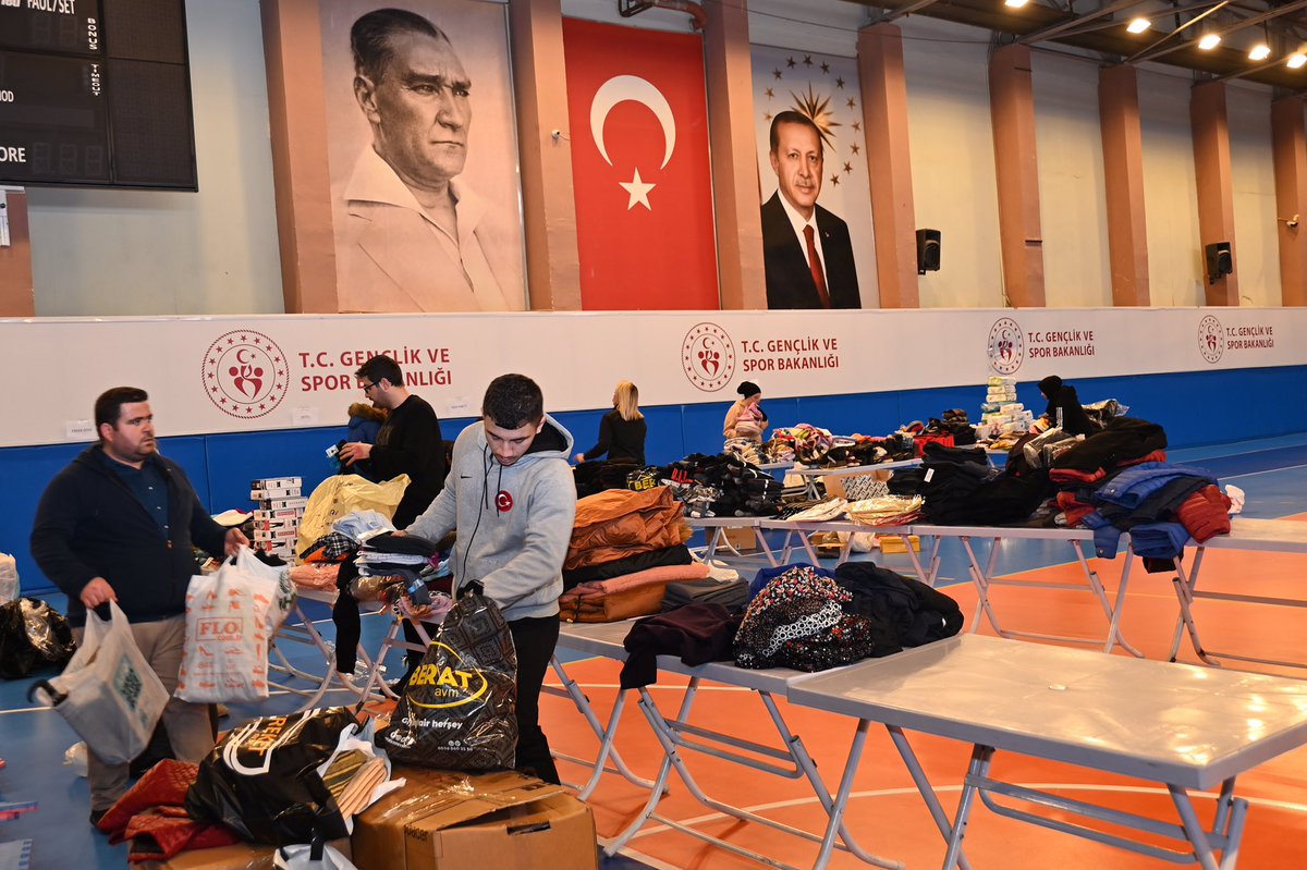 nevsehirvalilik's tweet photo. HAYDİ NEVŞEHİR BİRLİK OLMA VAKTİ..‼️

Yardımlarımız ve dualarımız deprem bölgesindeki vatandaşlarımız için. 

Yardım malzemelerinin Nevşehir Gençlik ve Spor İl Müdürlüğü, Damat İbrahim Paşa Kapalı Spor Salonuna ulaştırılması önemle rica olunur. https://t.co/BZnYw8IRlI