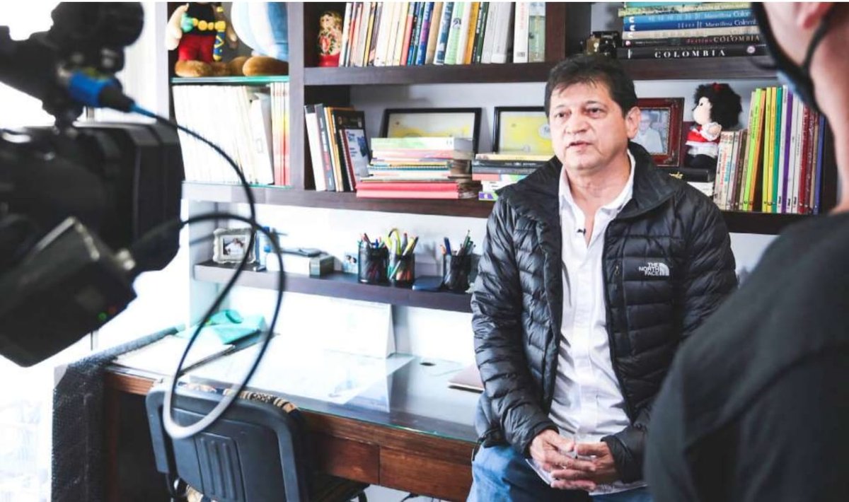 EdnaBonillaSeba's tweet photo. Les invito a leer esta fascinante reflexión de nuestro columnista invitado a la revista #DistritoE, Rafael Molina, profesor de química de @UNALOficial.
📜Él nos lleva del papiro al internet en el aula💻.
🖱Les esperamos en la página 19: https://t.co/tpKvu4OcuS https://t.co/1KKNEEH2yQ