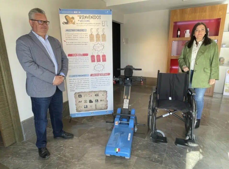 El alcalde de #PuenteGenil, @Morales_Esteban , concejala de turismo, <a href="/_AnaCarrillo_/">Ana Carrillo</a> , han presentado esta mañana en Fuente Álamo cuenta desde hoy con la accesibilidad universal garantizando la información a todos los visitantes.
#AvanzamosJuntos
Mas info: puentegenilok.es/2023/02/06/dot…