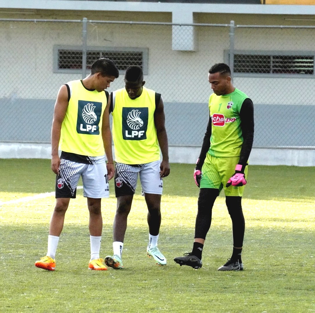 sanfrafc_pa's tweet photo. ✊ Entrenamiento en marcha, feliz semana fanáticos Monjes!

🛡️ @soyaimar11
♟️ #EricRowe
🧤 @memoCastaneda25

#MonjeSoy 🔴
#LaVidaPorEstosColores https://t.co/cwsSH9kWSt