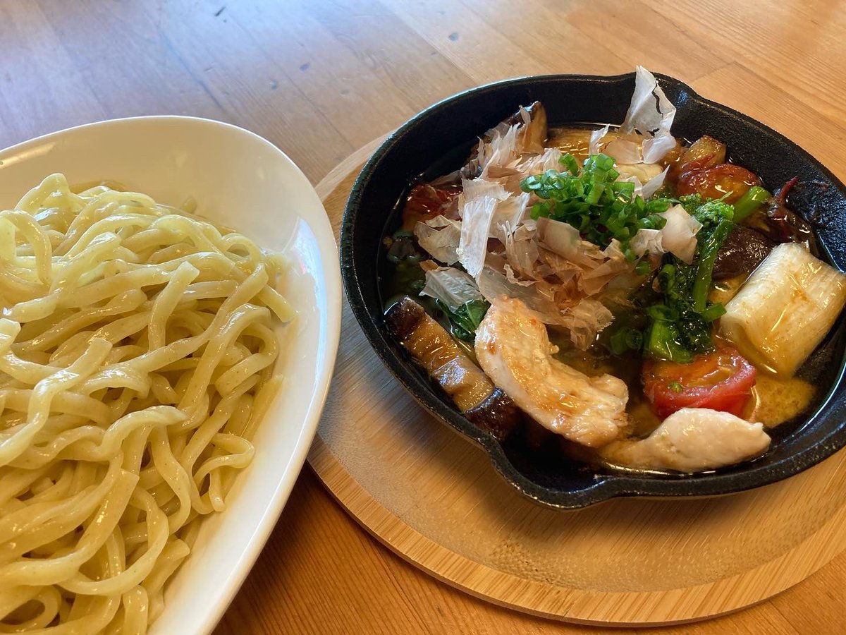 enjack_ramen's tweet photo. 中華蕎麦円雀

2/7 火 都合により臨時休業
2/8 水 定休日
連休となります

今週もありがとうございました
厨房オペレーションの見直しやらなんやらでグルグルしながらの1週間で申し訳ないです

迫る「黒アヒージョ」フェアのために
より良い仕事のために
楽しみにしてくださればなによりです！ https://t.co/ZRwacK19v7