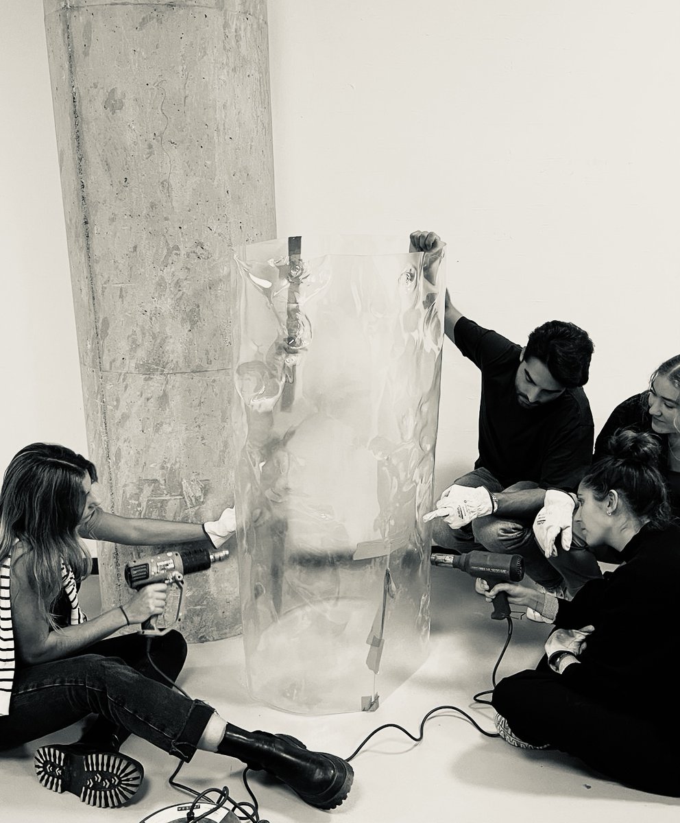 EscolaMassana's tweet photo. Després d'haver participat al festival #LlumBCN aquest cap de setmana 👉 traslladem la instal·lació #MARDEBLAUS feta pel cicle de #Pidod a l’@EscolaMassana
📆 Del 6 de febrer al 6 de març
📍Replans de l’escala als pisos 2º, 3º i 4º de l'Escola Massana. https://t.co/Orr3aVQsJ8