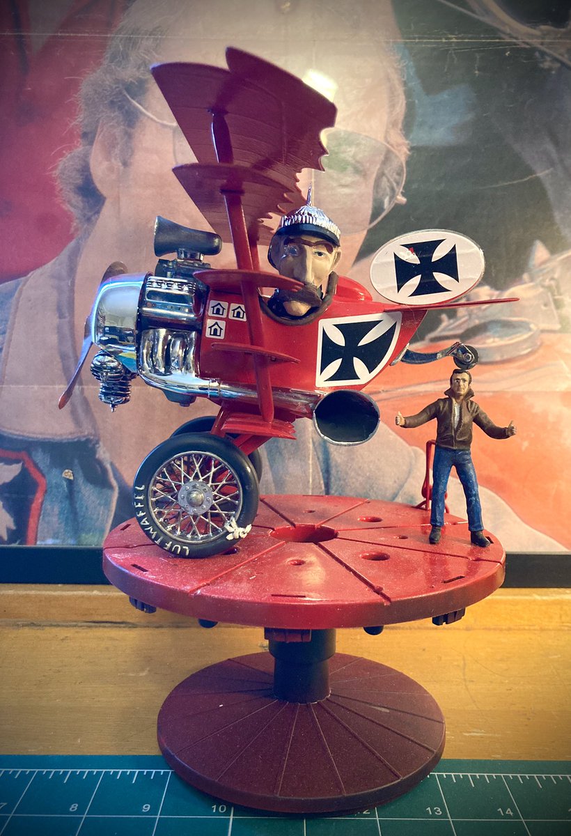 muatiaiskissa's tweet image. Tein pitkästä aikaa (n.35 vuoteen) muovimallin valmiiksi.
70-luvun lapset voi vaikka muistaakkin Revellin Baron &amp;amp; his Fundekker.
Kolmen koirankopin ässä. Remu ja Fonzie tykkää.
#lelunkerääjä #muovimallari #remu #fonzie #happyeverydays #ressujapunainenparoni