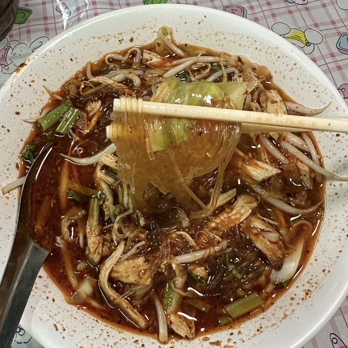 qakkab_'s tweet photo. ทุกคนฟังนะ!!! นี่คือก๋วยเตี๋ยวไก่ที่อร่อยที่สุดแล้วว!!! ทีเด็ดอยู่ที่พริกเผา รสชาติเหมือนพริกเผาในมาม่าต้มยำอะ ที่สุดดด ㅠㅡㅠ เราเรียกว่า 'เตี๋ยวไก่ลุมพินี' ร้านไม่มีชื่อ อยู่ใกล้ ๆ mrt ลุมพินี ตรงข้าม one bangkok เลย 🍜 #อร่อยบอกต่อ https://t.co/Tfenig7V3f