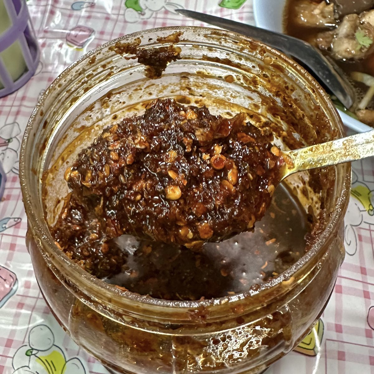 qakkab_'s tweet photo. ทุกคนฟังนะ!!! นี่คือก๋วยเตี๋ยวไก่ที่อร่อยที่สุดแล้วว!!! ทีเด็ดอยู่ที่พริกเผา รสชาติเหมือนพริกเผาในมาม่าต้มยำอะ ที่สุดดด ㅠㅡㅠ เราเรียกว่า 'เตี๋ยวไก่ลุมพินี' ร้านไม่มีชื่อ อยู่ใกล้ ๆ mrt ลุมพินี ตรงข้าม one bangkok เลย 🍜 #อร่อยบอกต่อ https://t.co/Tfenig7V3f