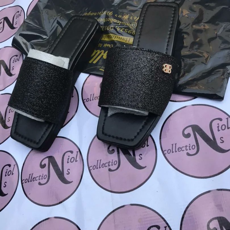 Moh_rennie's tweet photo. Glitters affair 😍 

Start your week right and with the right footwear 🥰

Kindly send a DM to make your order 

6,000 naira only
Available in black,silver,gold,bronze

#handmadeslippers https://t.co/EtqtID55tR