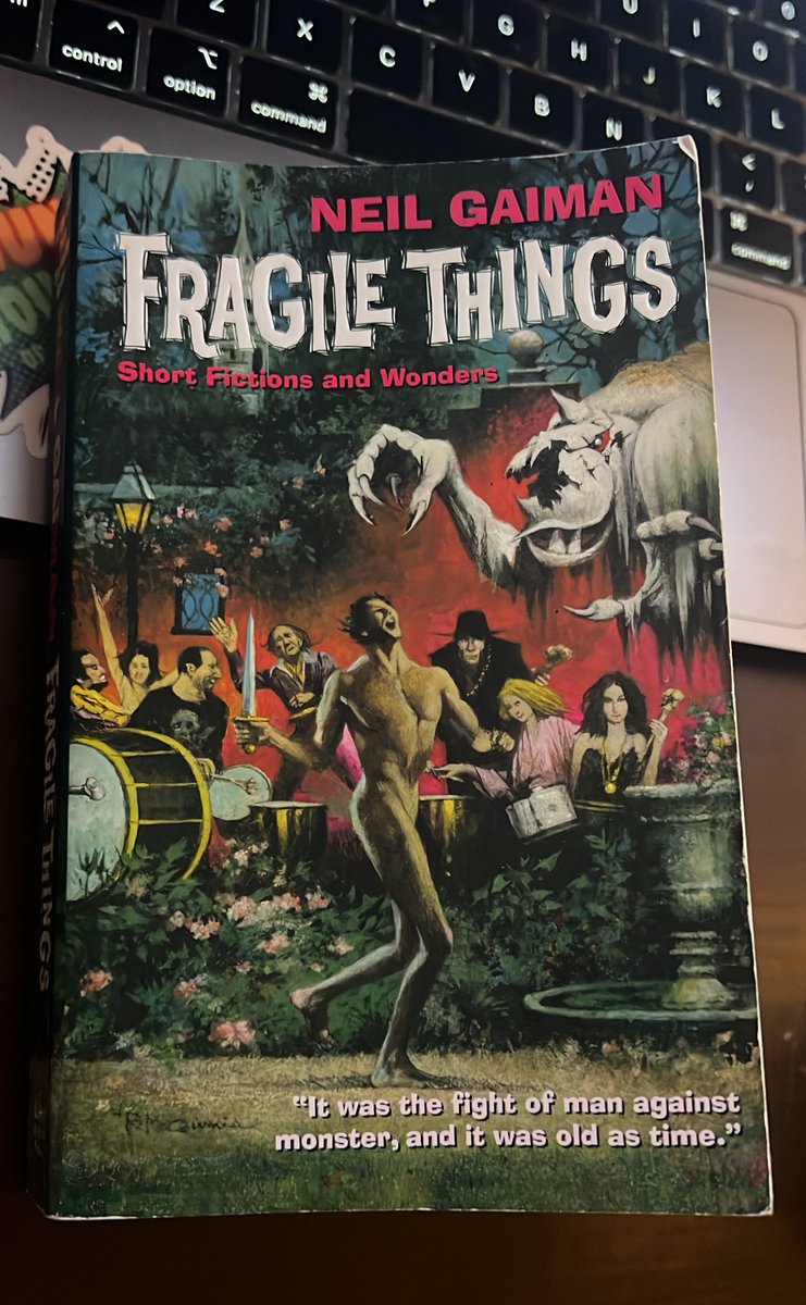 Jp_Juan_1's tweet photo. I met up with a long-time friend of mine last night.
He is the person that made all the paintings y'all have seen around my place.
Anyways, he let me borrow this short story collection #FragileThings by Neil Gaiman.
I got them Ronin and The Me You Love In The Dark comics. https://t.co/bdikC82bht