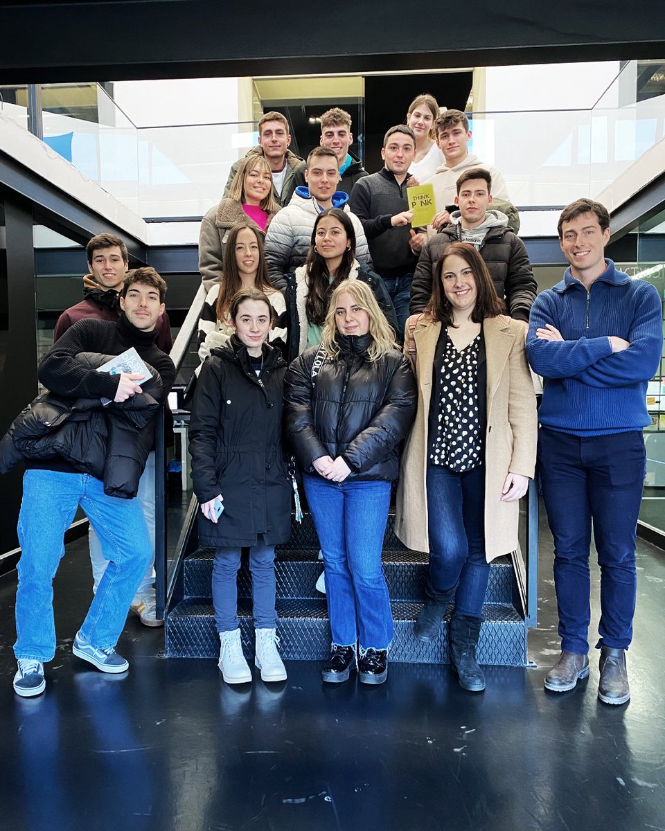 YOU_MEDIA's tweet photo. Hoy nos han visitado alumnos de @foroeuropeo dentro de la #SemanaDeEmpresa que celebra la Escuela.
Nuestro compañero @evsubirats, ha ejercido de anfitrión de una visita que ha culminado con un concurso de dibujos en nuestro muro.
#YOULOVESFORO #ThinkPunk #Dsign #10ve 🤘🖤 https://t.co/hHZjy8hoqD