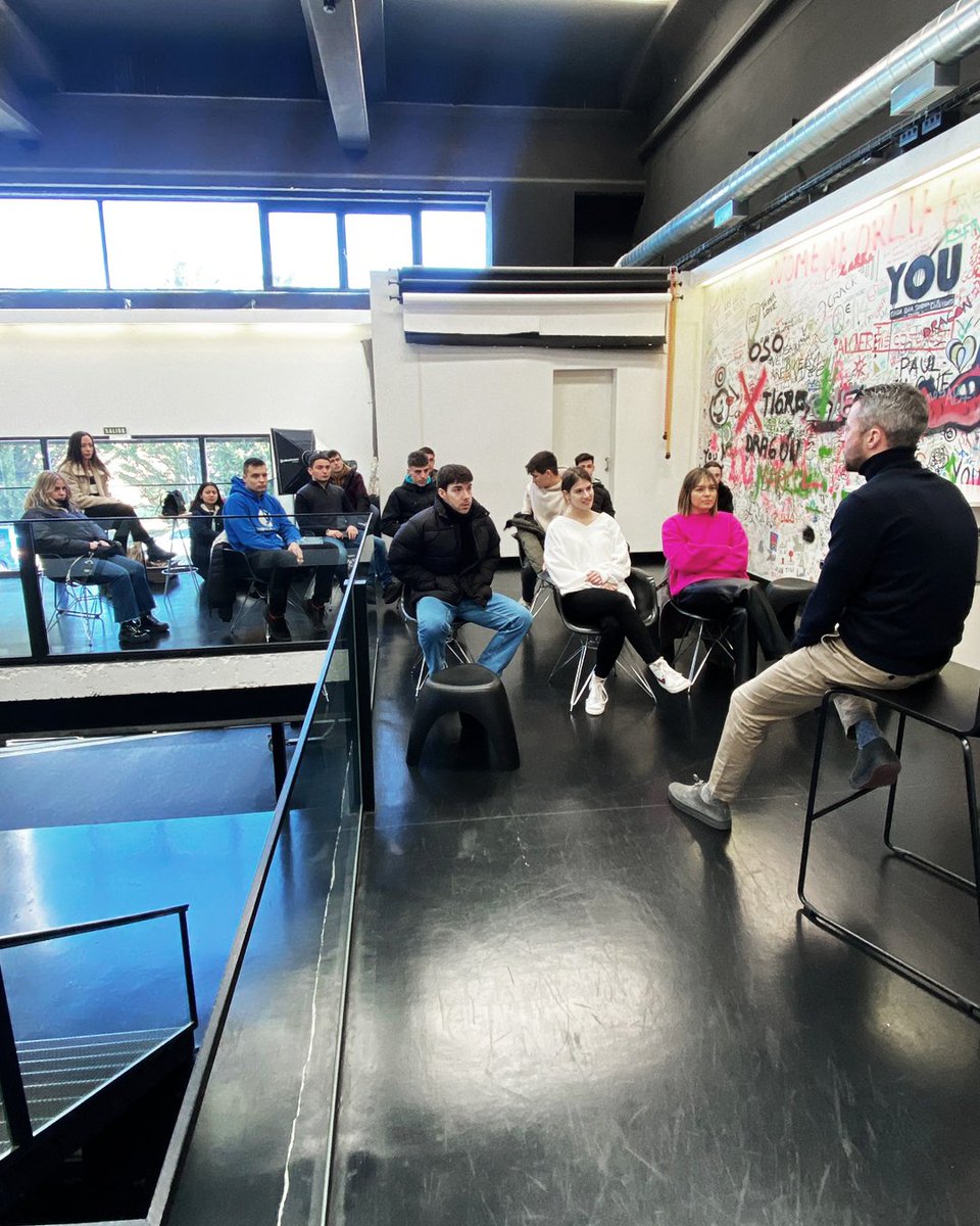 YOU_MEDIA's tweet photo. Hoy nos han visitado alumnos de @foroeuropeo dentro de la #SemanaDeEmpresa que celebra la Escuela.
Nuestro compañero @evsubirats, ha ejercido de anfitrión de una visita que ha culminado con un concurso de dibujos en nuestro muro.
#YOULOVESFORO #ThinkPunk #Dsign #10ve 🤘🖤 https://t.co/hHZjy8hoqD