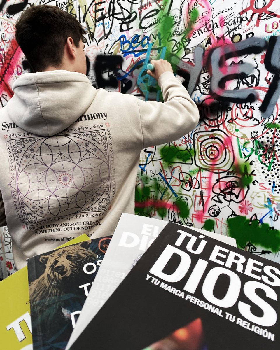 YOU_MEDIA's tweet photo. Hoy nos han visitado alumnos de @foroeuropeo dentro de la #SemanaDeEmpresa que celebra la Escuela.
Nuestro compañero @evsubirats, ha ejercido de anfitrión de una visita que ha culminado con un concurso de dibujos en nuestro muro.
#YOULOVESFORO #ThinkPunk #Dsign #10ve 🤘🖤 https://t.co/hHZjy8hoqD