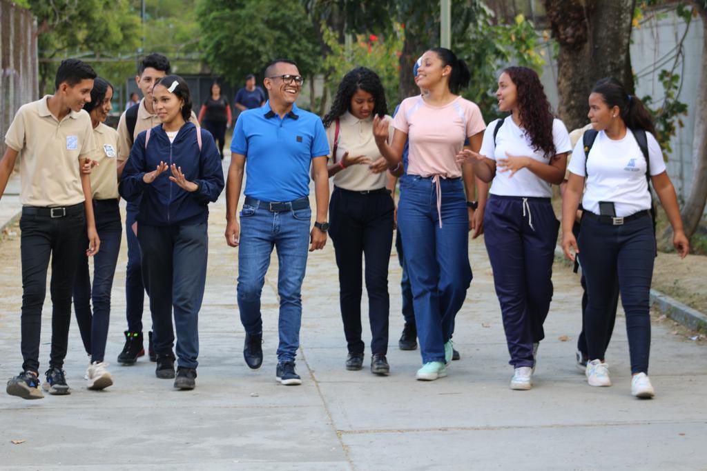 Galindez_vzla's tweet photo. Feliz lunes #6Feb, nos vinimos para el Liceo Antonio José de Sucre en mi querida #Guarenas. Escuchamos y definimos con los estudiantes las próximas actividades académicas, deportivas y culturales. ¡Seguimos Trabajando! 
@NicolasMaduro https://t.co/UONc8Owje9