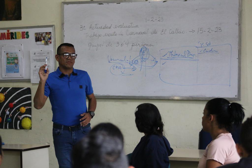 Galindez_vzla's tweet photo. Feliz lunes #6Feb, nos vinimos para el Liceo Antonio José de Sucre en mi querida #Guarenas. Escuchamos y definimos con los estudiantes las próximas actividades académicas, deportivas y culturales. ¡Seguimos Trabajando! 
@NicolasMaduro https://t.co/UONc8Owje9