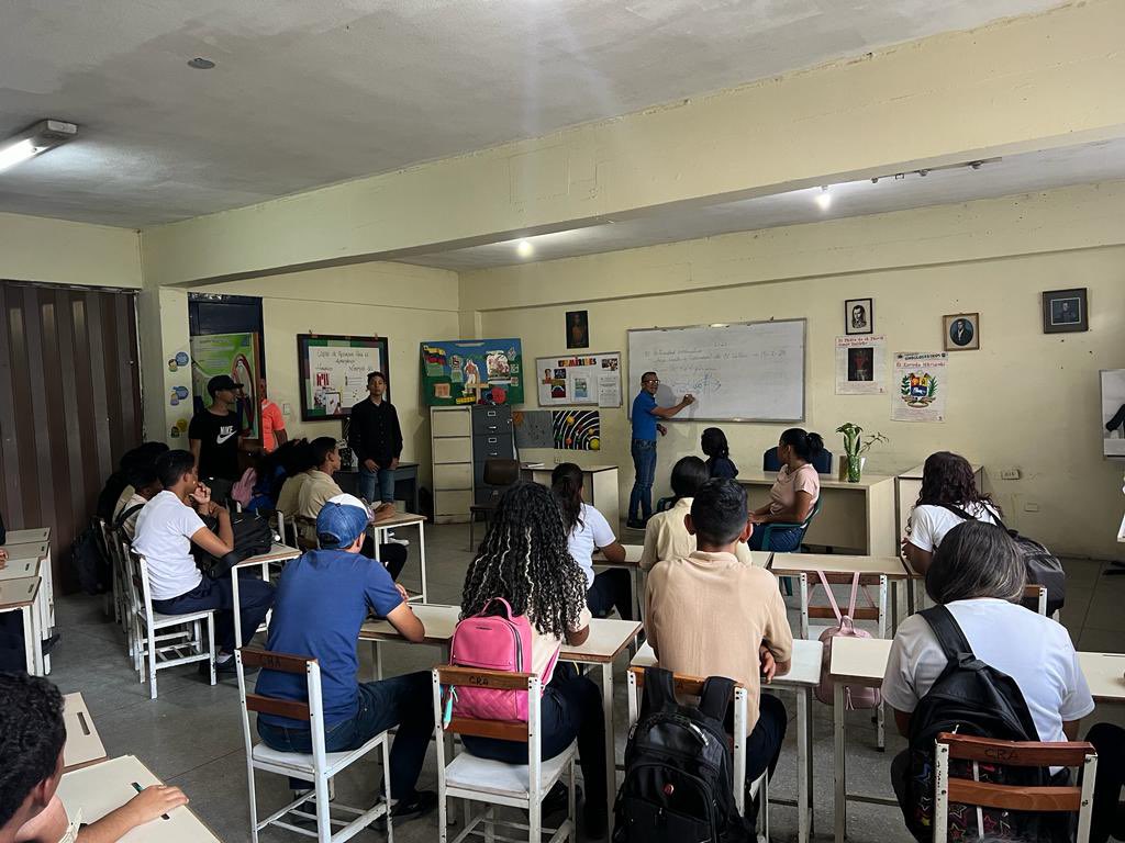 Feliz lunes #6Feb, nos vinimos para el Liceo Antonio José de Sucre en mi querida #Guarenas. Escuchamos y definimos con los estudiantes las próximas actividades académicas, deportivas y culturales. ¡Seguimos Trabajando! 
<a href="/NicolasMaduro/">Nicolás Maduro</a>