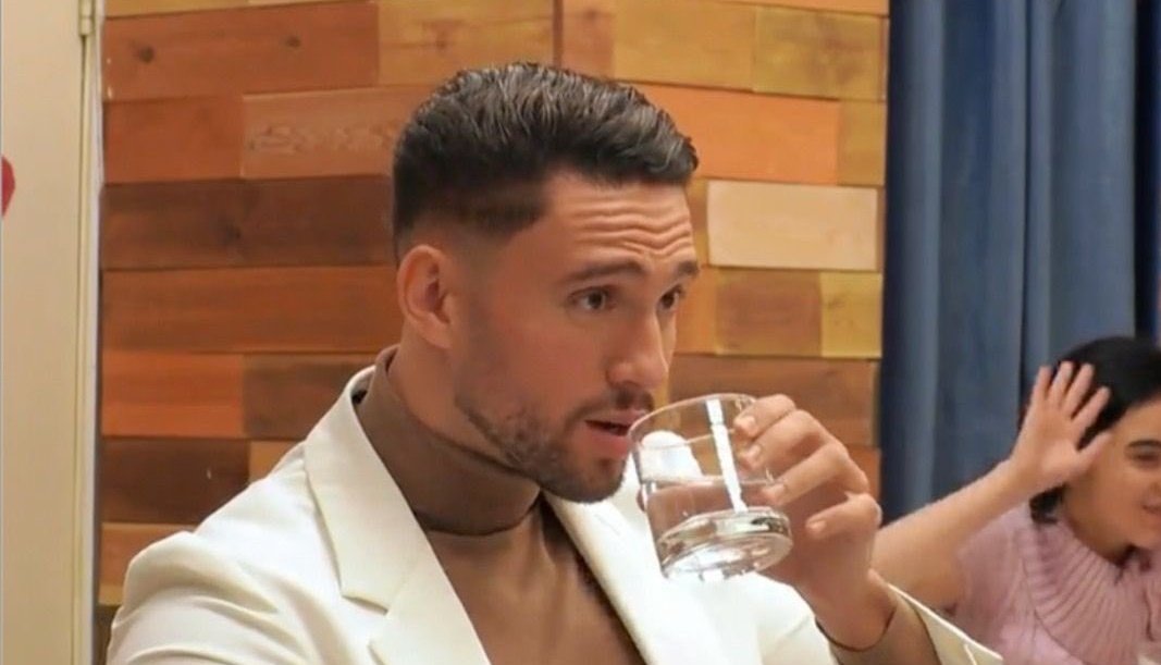 "Eres actriz? A ver, LLORA."