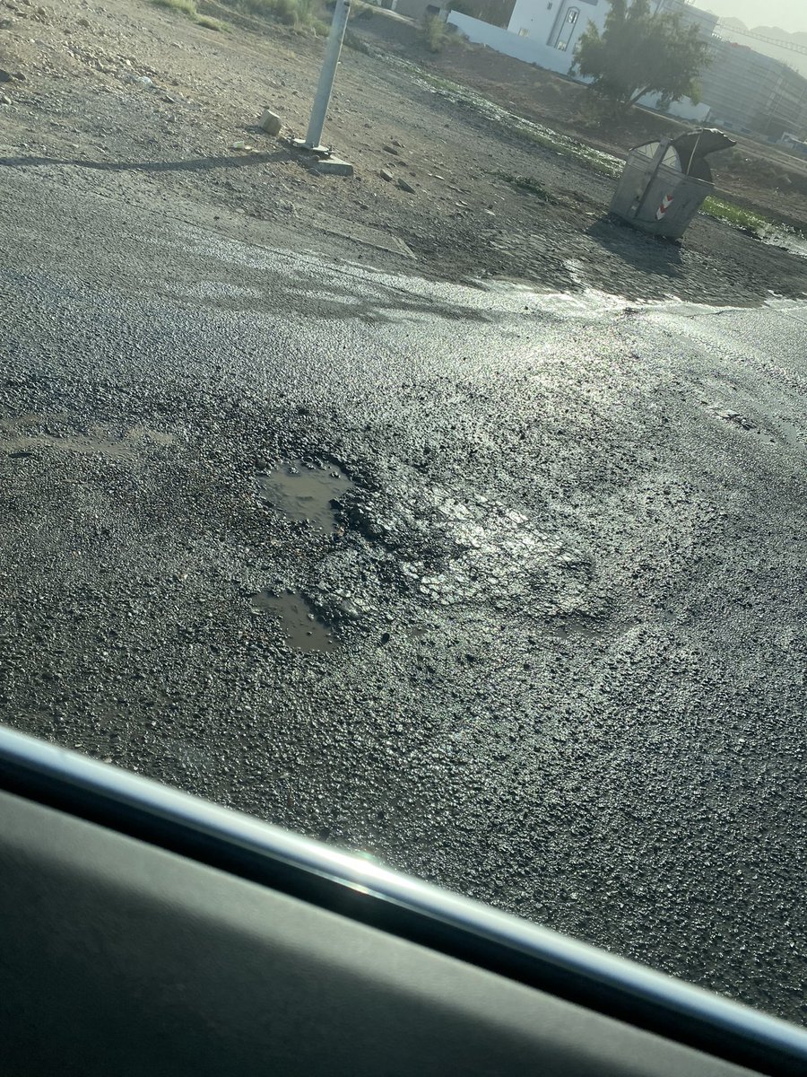 emi2524's tweet photo. @M_Municipality  ارجو التعامل مع هذا الشارع في الانصب الثالثه شارع حيوي ويعتبر مخرج رئيسي متكسر وكل مره يرقع بس يتكسر. افضل حل يرفع الشارع وعمل جسر مصغر او يردم الممشى المائي. رجاءا تشوفوا موضوعه تكسرن سياراتنا #بلدية_مسقط https://t.co/LxLgeRFGJV