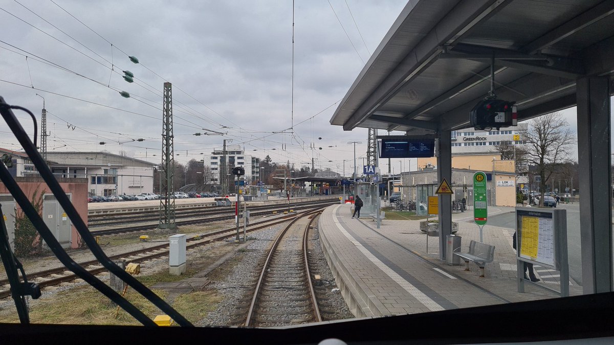 Der_Korbi's tweet photo. Eigebtlich sollte mein Zug mittlerweile in der Abstellung stehen, weil aber die @bpol_by seit mittlerweile 30min in einem RJ beschäftigt ist, dauert das alles noch. Naja, ich blockier ja nur das einzige Gleis nach #MRPD https://t.co/i0VEgFUY9O