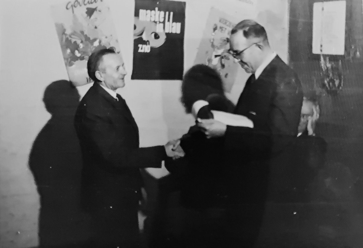 Martin1960's tweet photo. โDaer die heren aldus saten
ย Naden etene ende hadde ghedweghen
ย Also hoghe liede pleghen
ย Hebben si wonder groot vernomen:
ย Een #scaec ten veinstren in comen
ย Ende breedde hem neder uptie aerdeโ
(Uit: Walewein, vs 44-49)
Voor mijn vader, die vandaag jarig zou zijn geweest โ๏ธ https://t.co/0vmbZNOeBV